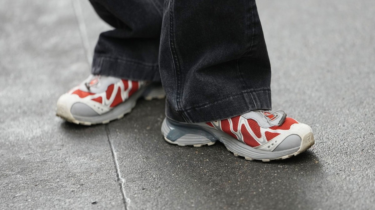 Adiós a las zapatillas blancas: el marrón tierra que conquista a las estilistas españolas esta primavera