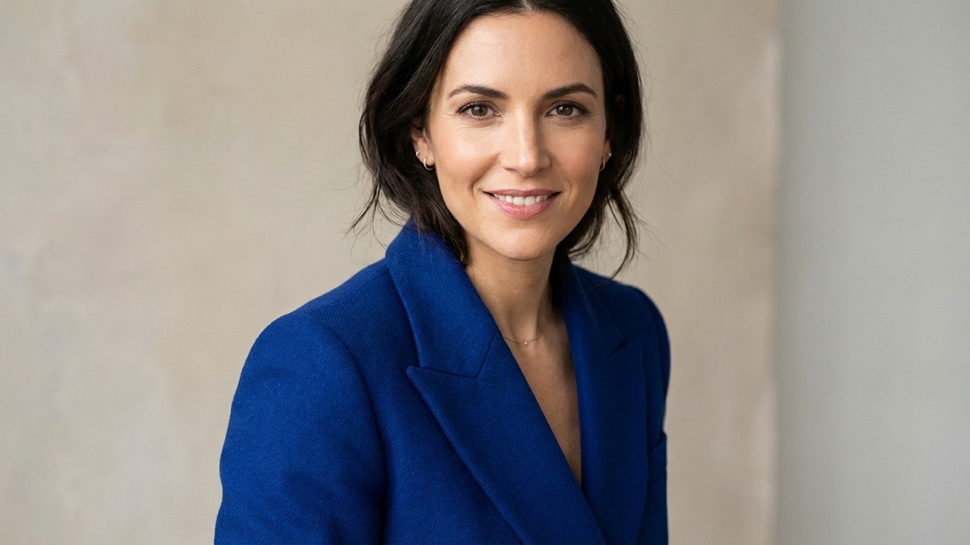 Adiós verde salvia: los colores audaces que revolucionarán tu armario en 2026