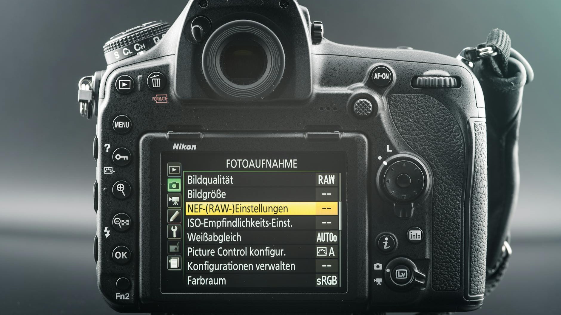 El detalle invisible que separa un blazer barato de uno que dura años: la entretela