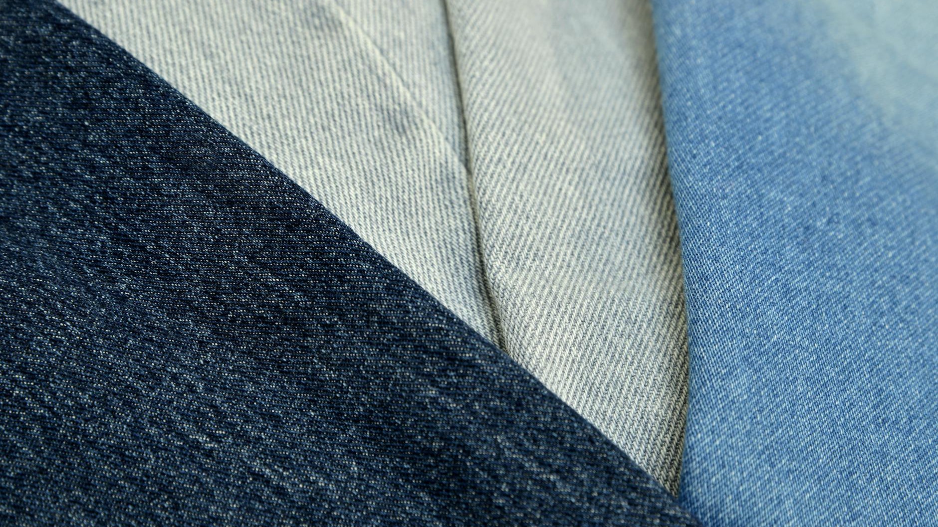 El Secreto que Revela tu Vaquero: Cómo el Desgaste Delata el Tinte Sintético Disfrazado de Índigo Natural