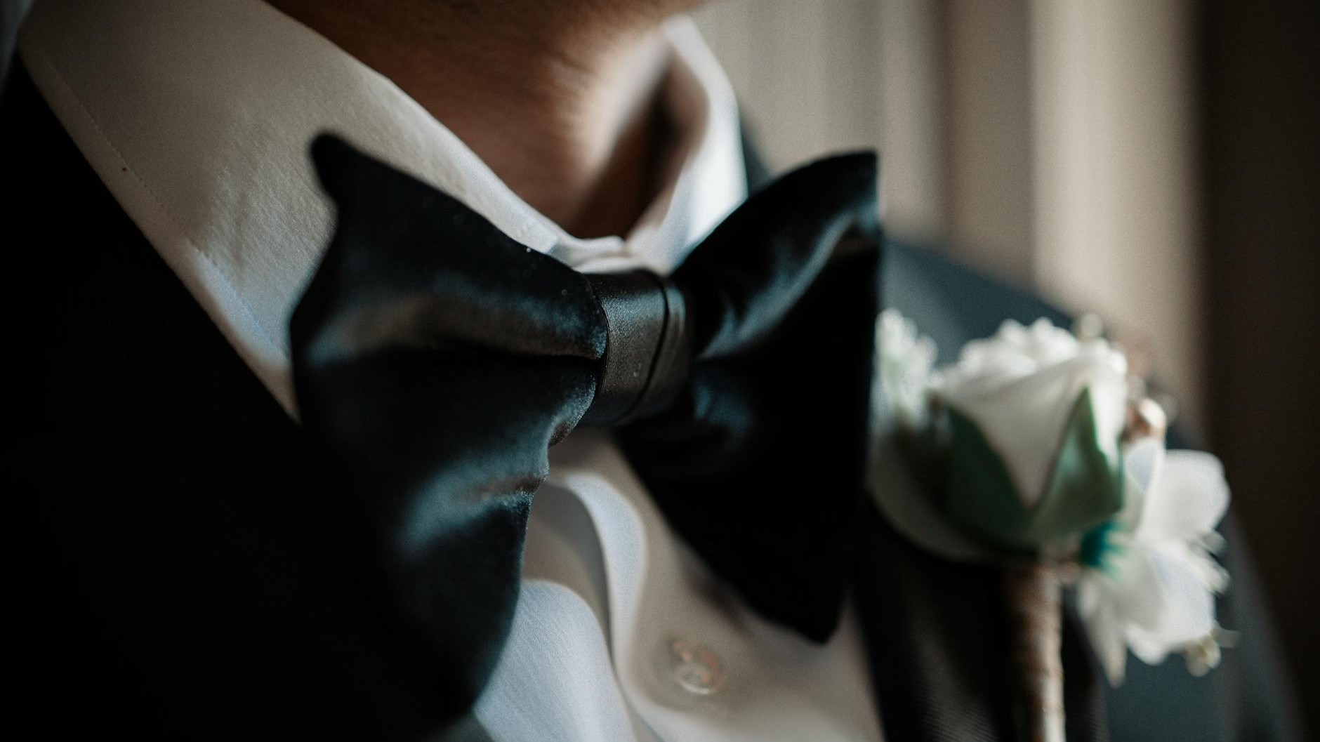 El truco del pañuelo de seda que cambia todo: cómo anudarlo según tu escote