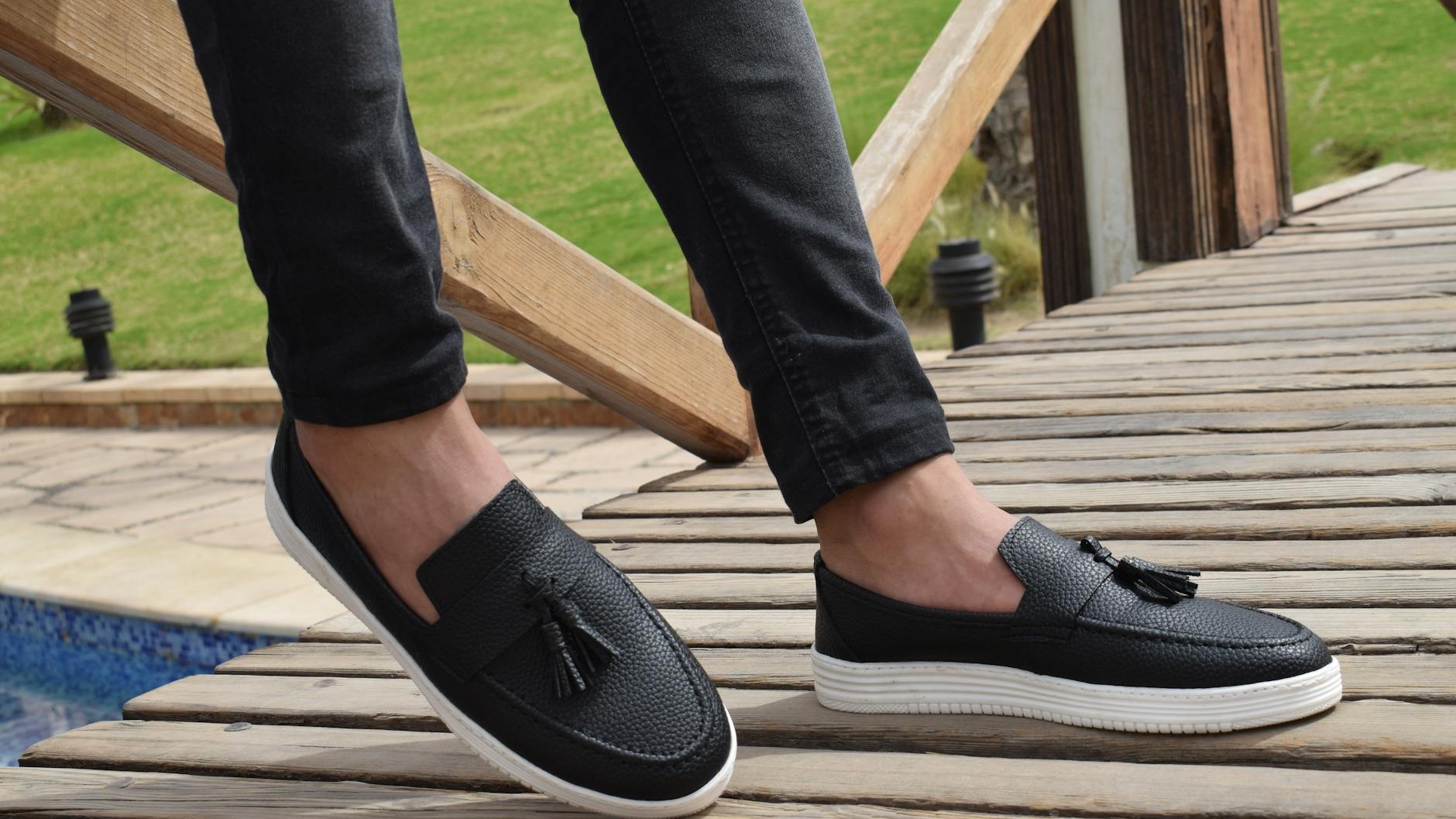 Adiós zapatillas blancas: el mocasín que nadie esperaba arrasa en los looks casual de 2026