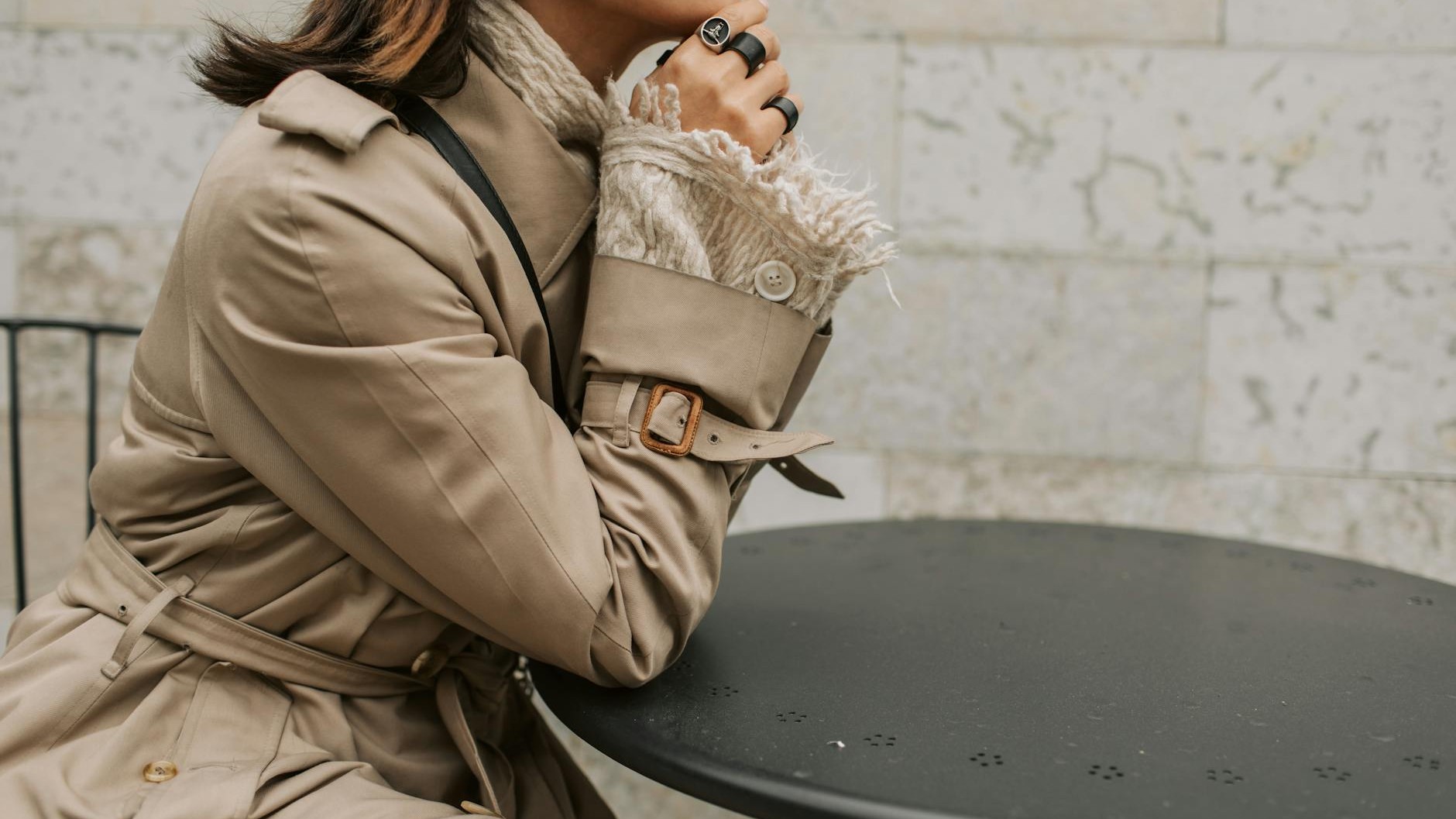 Guardé mi gabardina con el cinturón atado todo el invierno: el error invisible que arruina la prenda