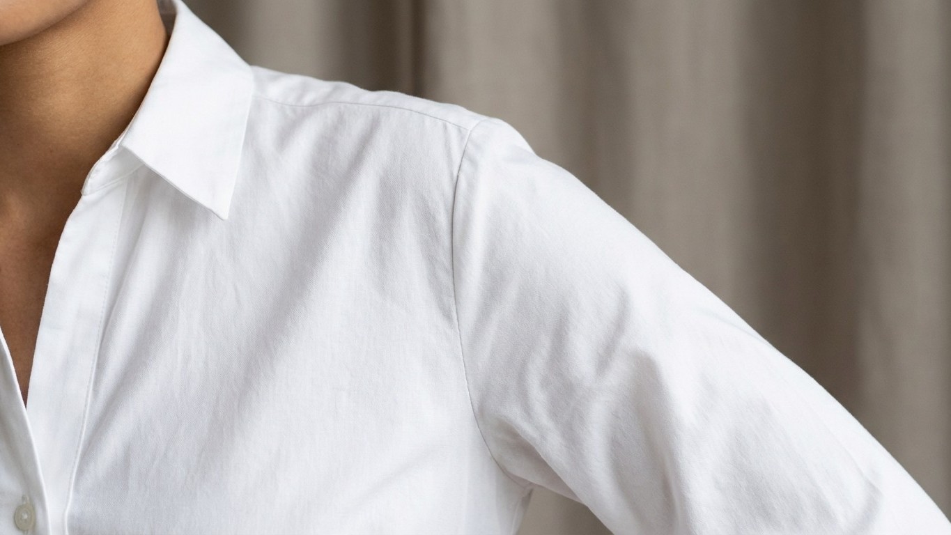 La costura del hombro: el error de talla que nadie detecta pero todos cometemos