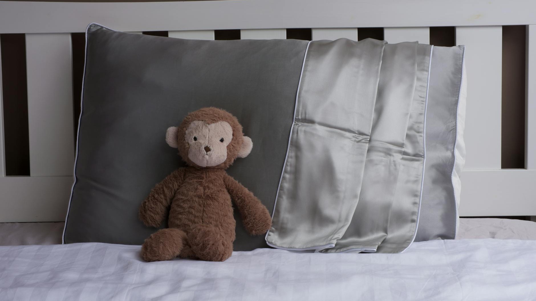 Presiona la funda contra tu mejilla 3 segundos: así sabrás si es seda real o un engaño