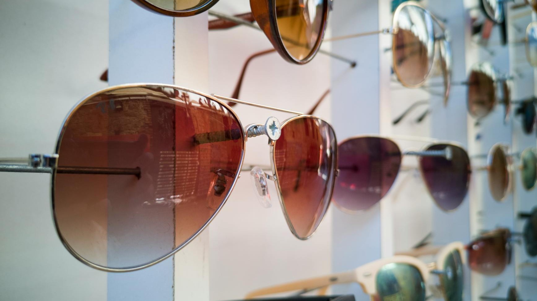 Las gafas de sol que maltratas cada día están perdiendo protección sin que lo notes