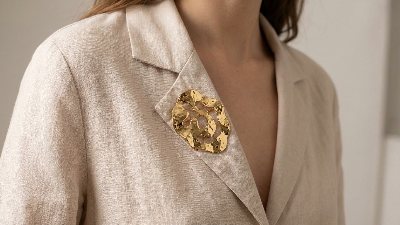 Tu broche XXL está destrozando la ropa por detrás: lo que una modista me enseñó