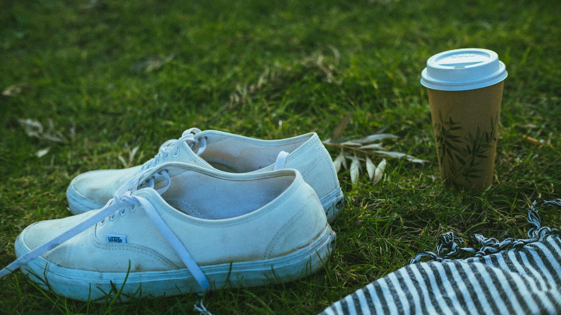 Una tarde al sol arruinó mis zapatillas blancas para siempre: la ciencia detrás del daño que nadie advierte
