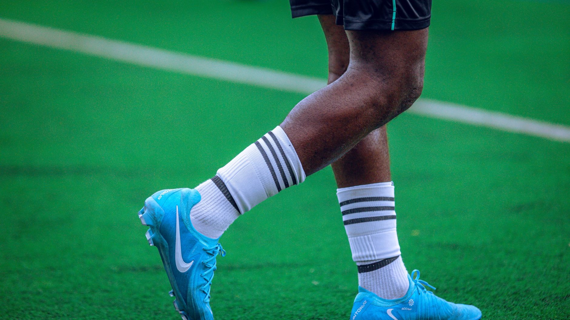 Compré botas de fútbol para el Mundial 2026 y mi rodilla me odia: la verdad sobre los tacos en el asfalto