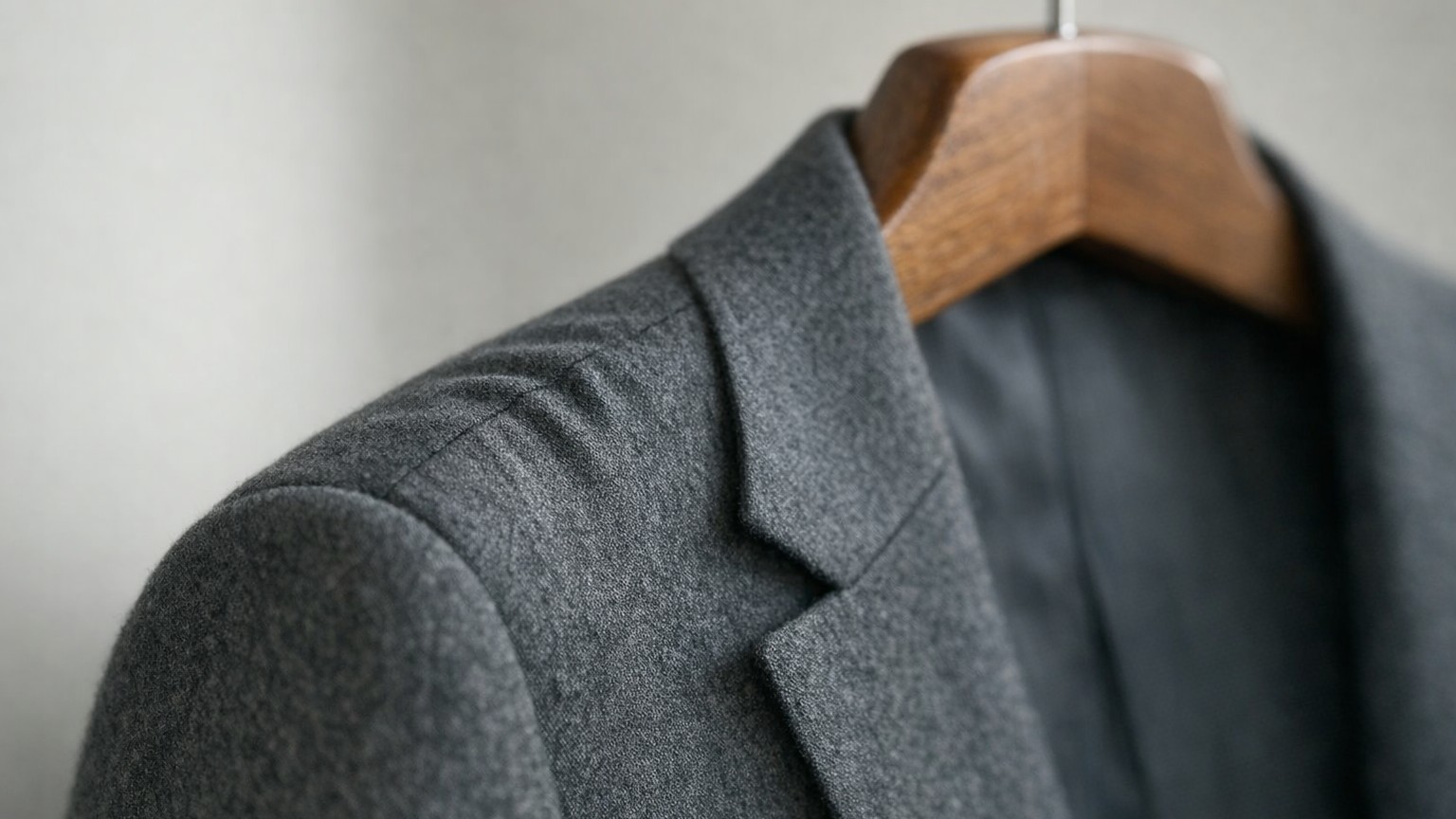 El daño invisible: cómo tu percha está deformando los hombros del blazer sin que lo notes