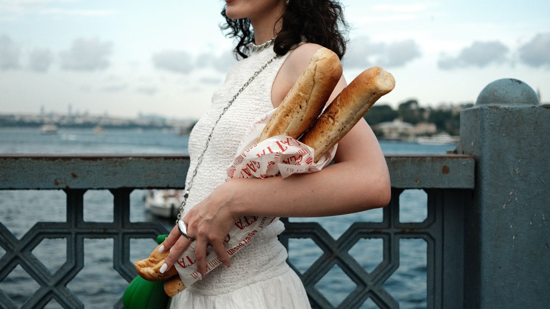 Mi bolso baguette se descosió y finalmente entendí lo que nadie me había advertido sobre este accesorio