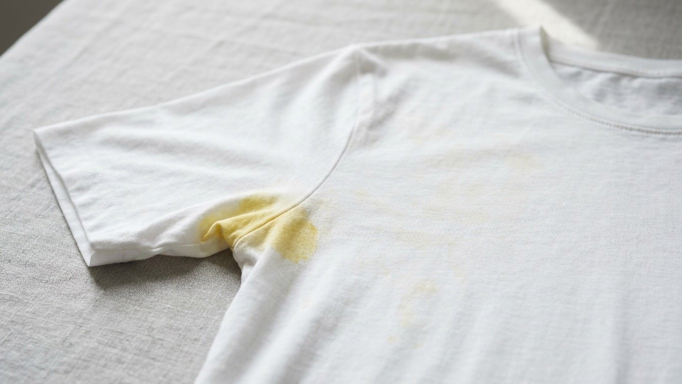 Eché lejía a mi camiseta blanca para blanquearla: cuando vi el tono amarillo que aparecía en la fibra, ya era demasiado tarde