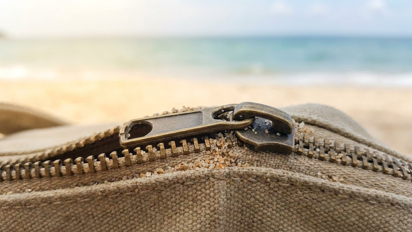 Guardaba mi bolso en la playa sin pensarlo: el día que la cremallera se quedó bloqueada, entendí lo que la arena llevaba m...