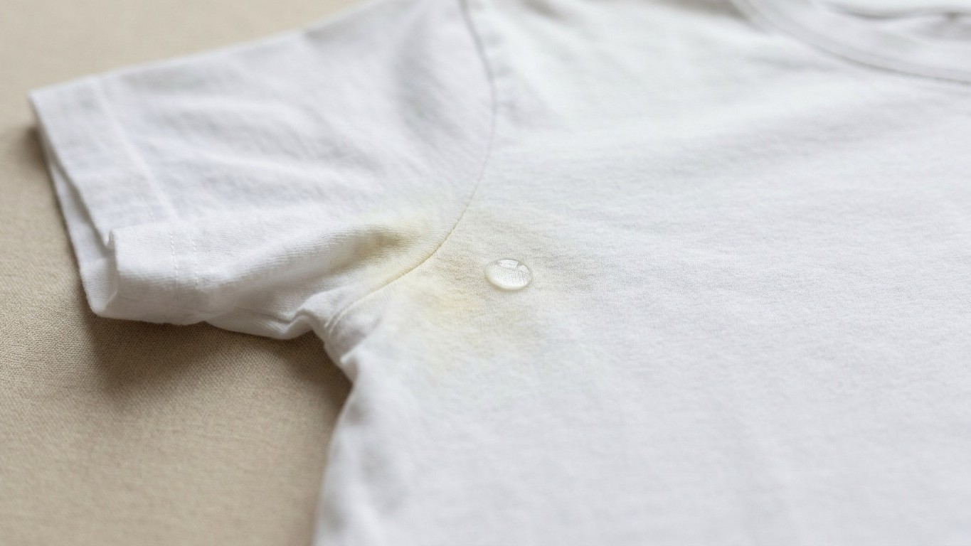 Lavaba mis camisetas blancas con agua caliente para quitar las manchas amarillas: al leer la etiqueta de mi desodorante, e...