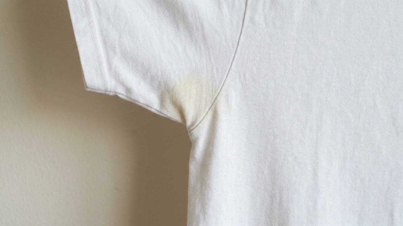 Lavaba mis camisetas blancas con agua caliente para quitar las manchas amarillas de las axilas: cuando un experto me expli...