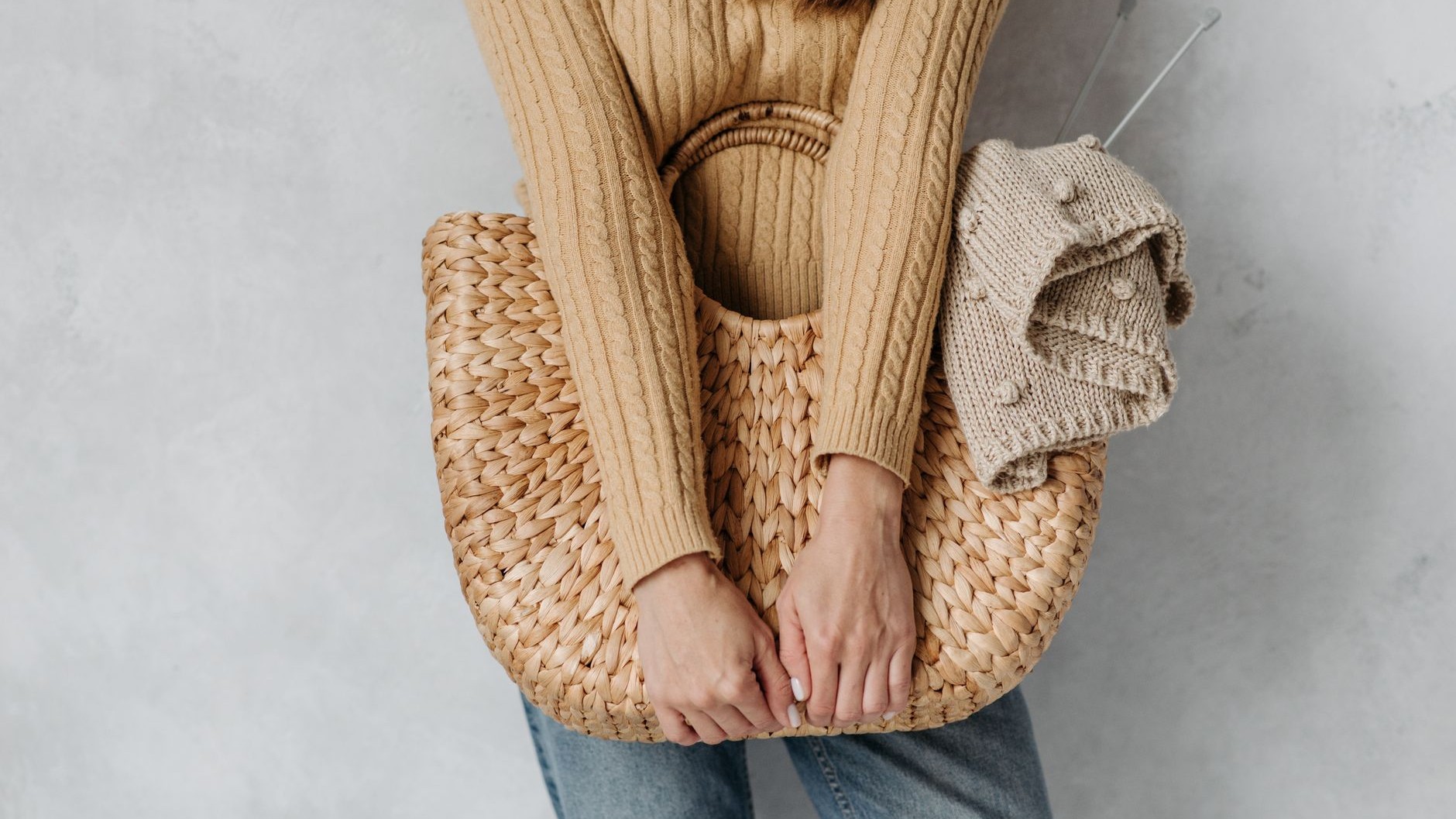 Me compré un bolso de crochet solo por seguir la tendencia del verano: al primer enganche en la trama abierta, entendí lo ...