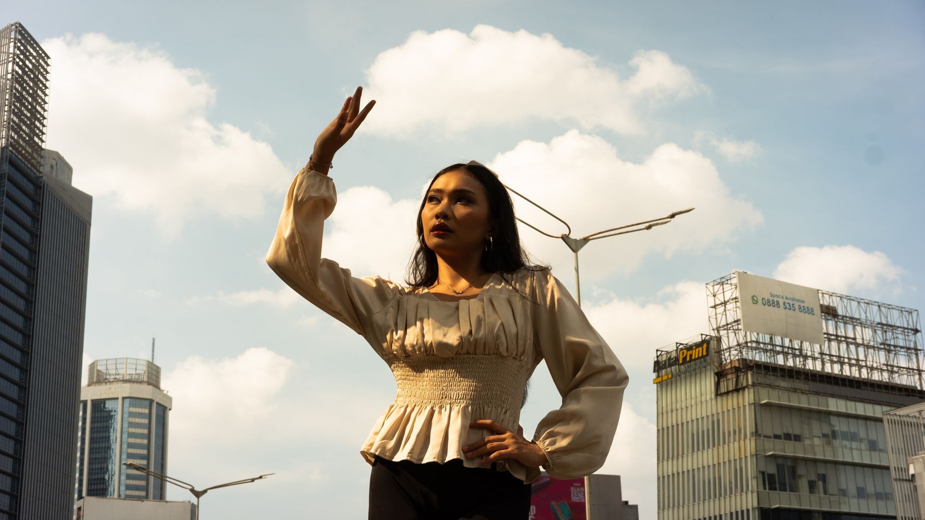 Me compré una blusa con peplum solo porque me gustaba el volante: al verme de perfil entendí por qué mi torso parecía much...