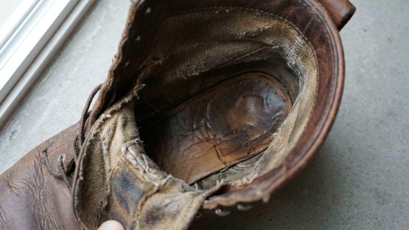Me ponía el mismo par de zapatos todos los días para ir al trabajo: un zapatero me enseñó lo que el sudor había hecho por ...