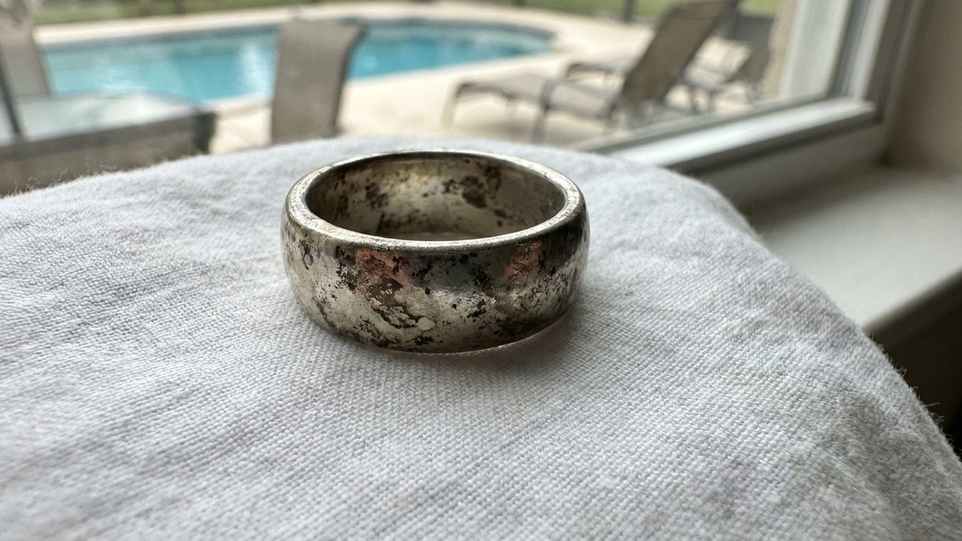 Mi anillo de plata fue destruido por el cloro: cómo salvarlo y qué nunca volver a hacer en verano