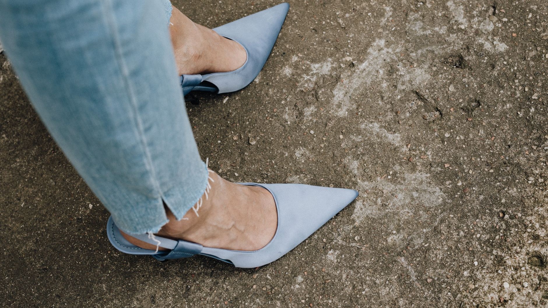 «Ajusté la tira trasera del slingback por la mañana y acabé la jornada con el talón en carne viva»: el detalle de la hebil...