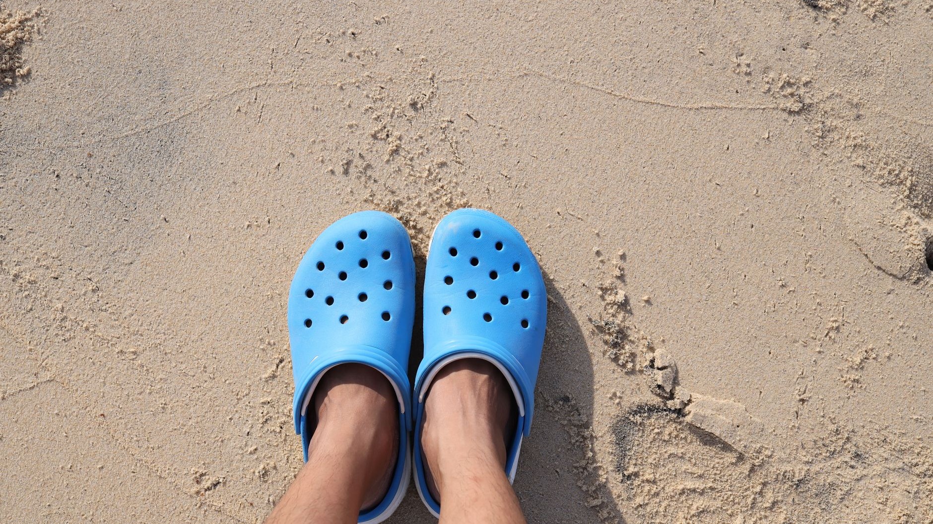 Llevé mis sandalias jelly de goma sin calcetín todo agosto solo por comodidad: la tarde que me las quité en el salón, ente...